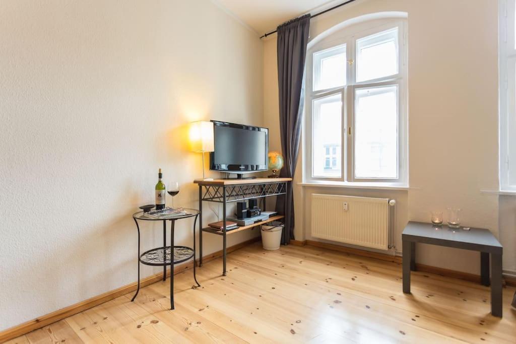 Zentrale Altbauwohnung Im Helmholtzkiez Berlim Exterior foto