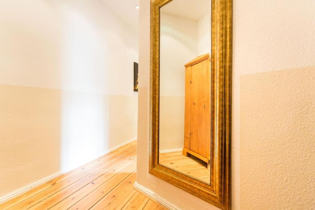 Zentrale Altbauwohnung Im Helmholtzkiez Berlim Exterior foto