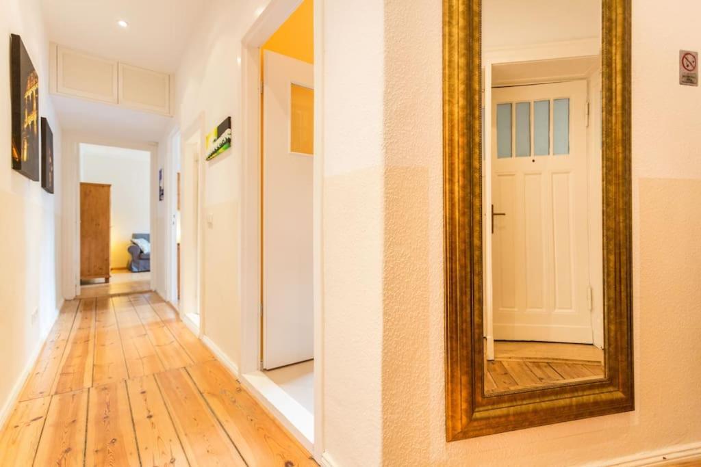 Zentrale Altbauwohnung Im Helmholtzkiez Berlim Exterior foto