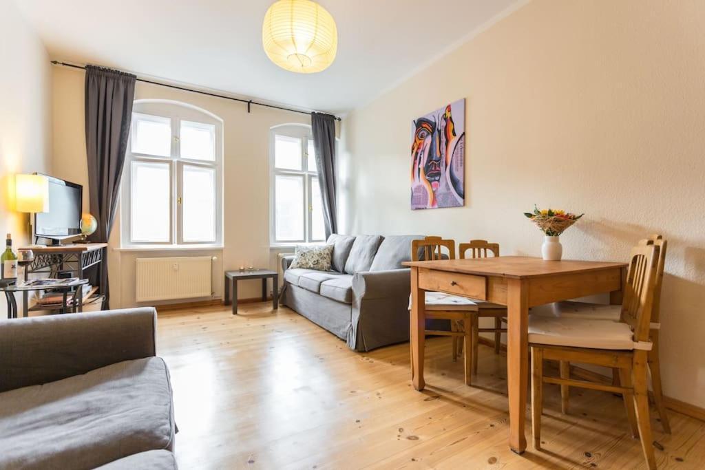 Zentrale Altbauwohnung Im Helmholtzkiez Berlim Exterior foto