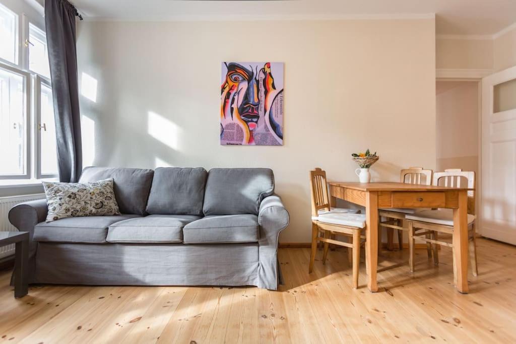 Zentrale Altbauwohnung Im Helmholtzkiez Berlim Exterior foto