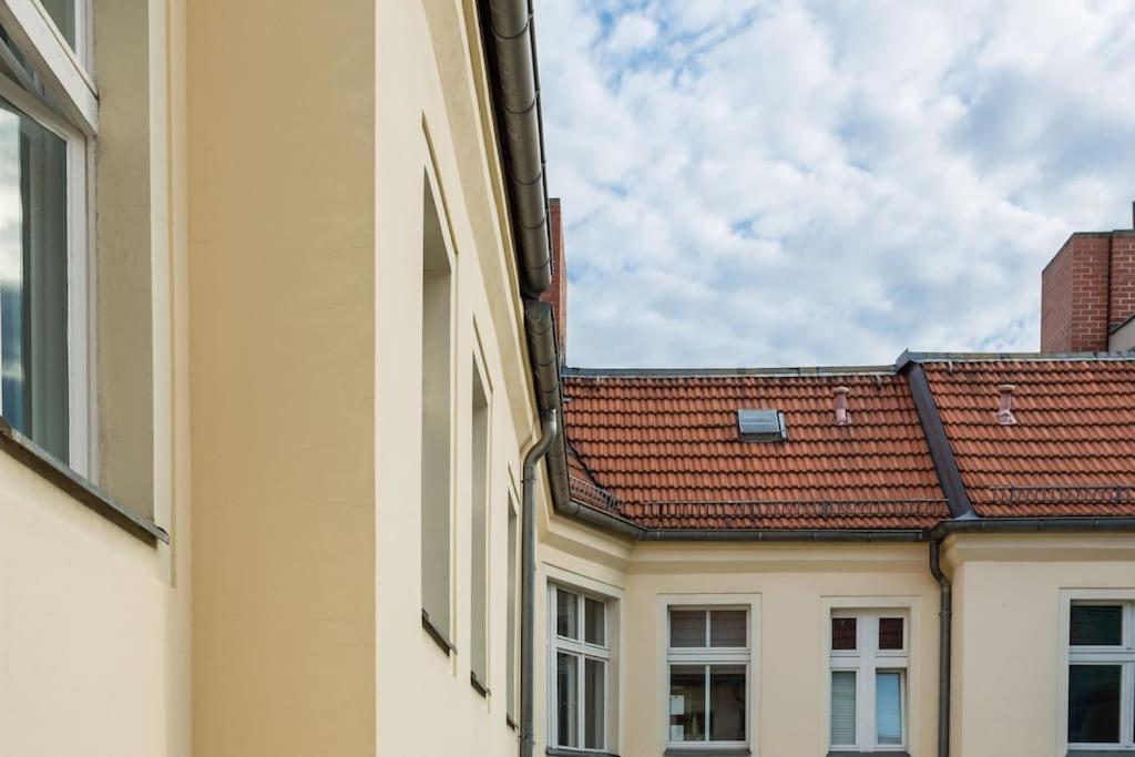 Zentrale Altbauwohnung Im Helmholtzkiez Berlim Exterior foto