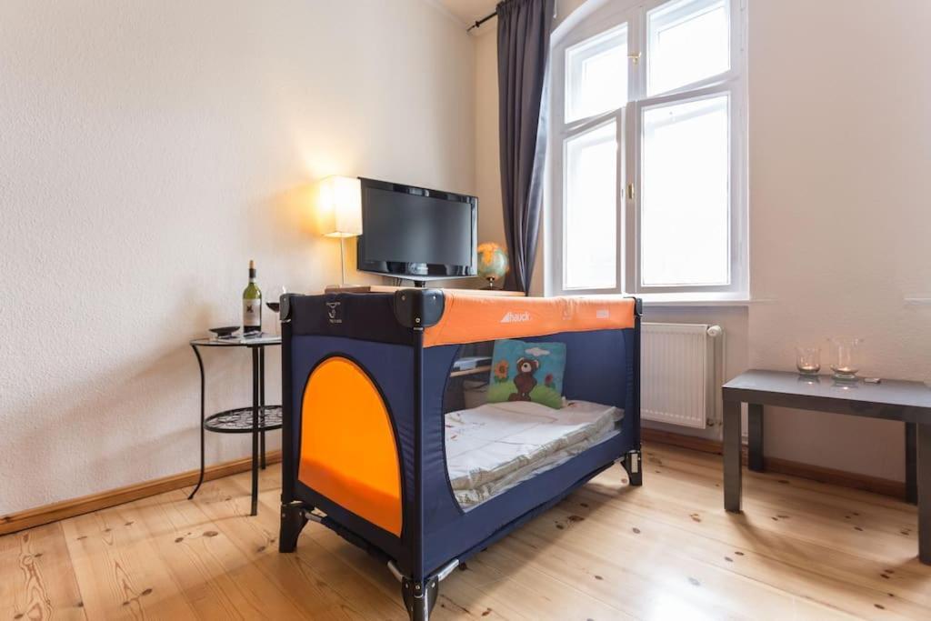 Zentrale Altbauwohnung Im Helmholtzkiez Berlim Exterior foto