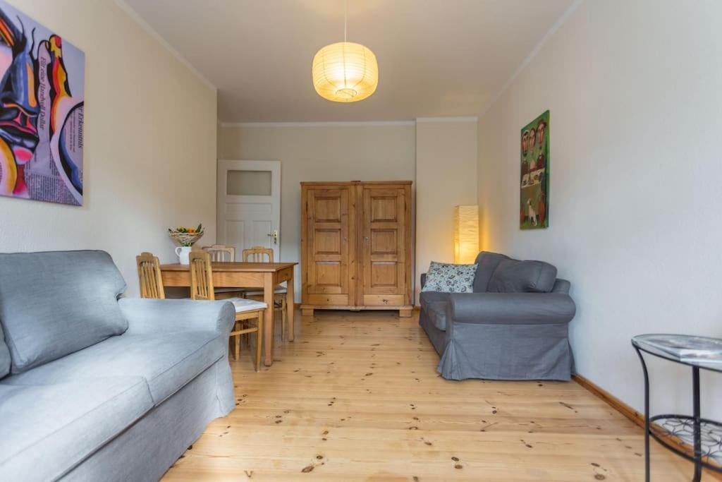 Zentrale Altbauwohnung Im Helmholtzkiez Berlim Exterior foto