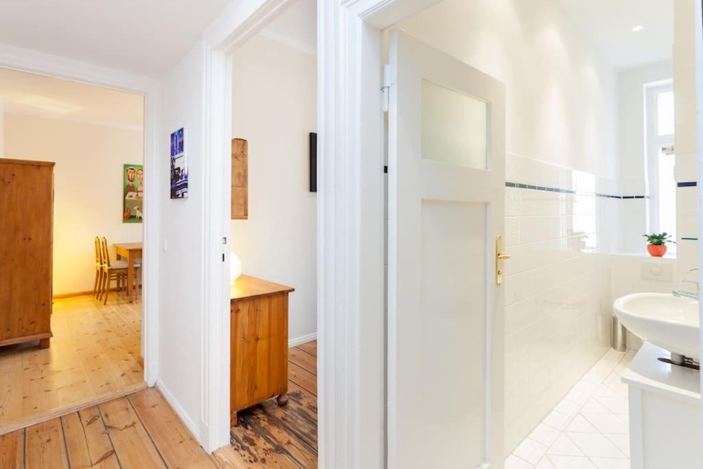 Zentrale Altbauwohnung Im Helmholtzkiez Berlim Exterior foto