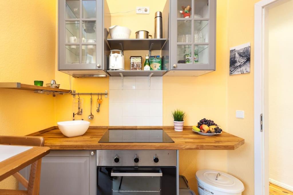 Zentrale Altbauwohnung Im Helmholtzkiez Berlim Exterior foto